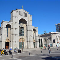 Кафедральный собор города, построенный в 1940 году на месте старого собора, разрушенного сильнейшим землетрясением в 1939 г. Неороманский стиль.