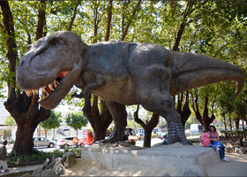 Очень необычная площадь динозавров. Находится на достаточном удалении от центра.