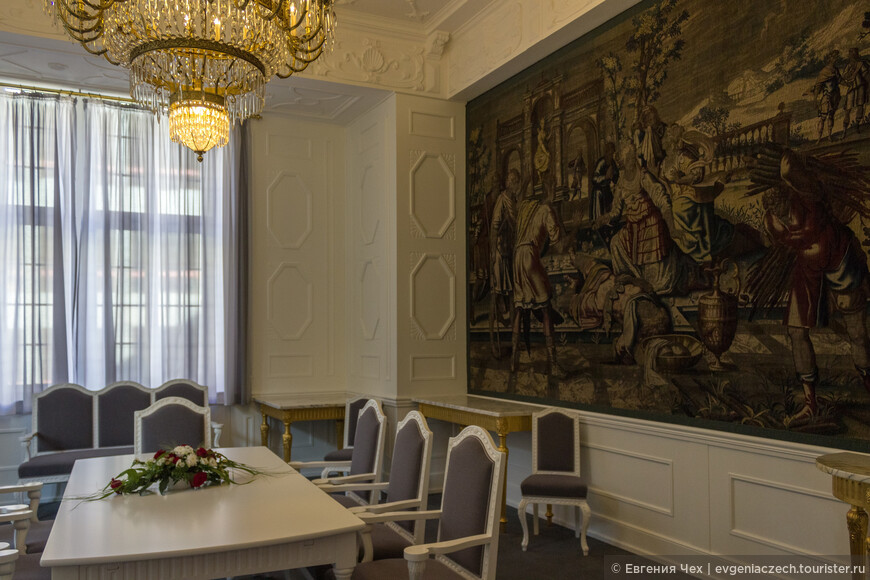 Гобеленовая комната, получившая свое название от двух французских гобеленов 17 века, украшающих стены. Первоначально комната предназначалась для второго бургомистра. Мебель выполнена из американского белого дерева