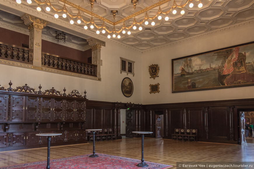 Зал приемов, украшен отделкой из красного дерева, картинами 17 века.