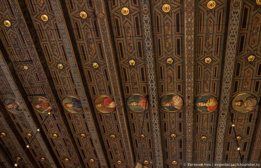 Деревянный потолок зала выполнен из дуба. Росписи 18 века, изображены все германские императоры.