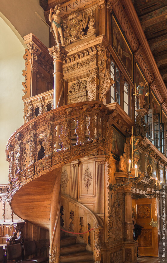 Резная лестница вела первонаяально к городскому архиву, 16 век.