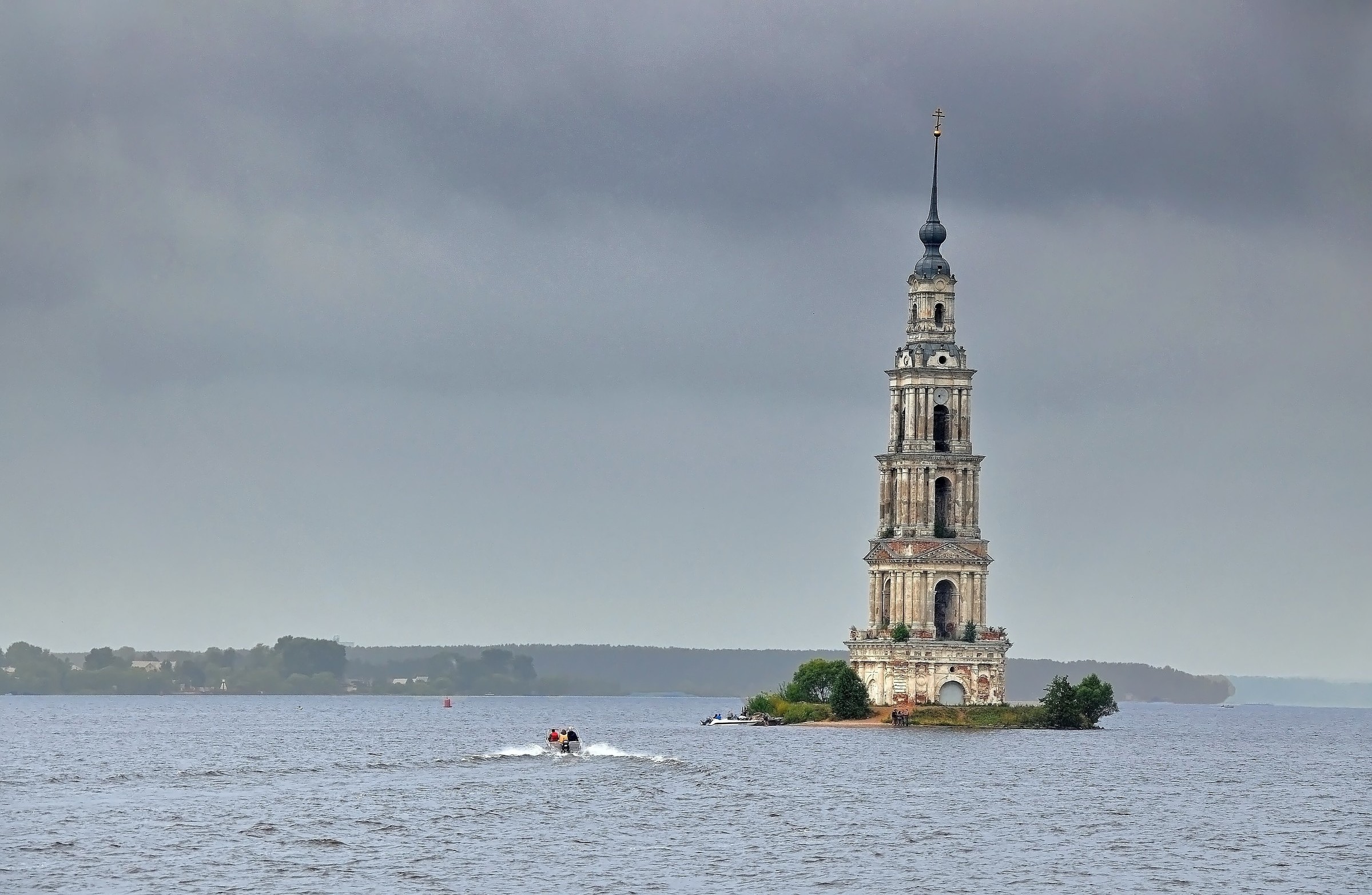 Церковь затопленная на волге фото