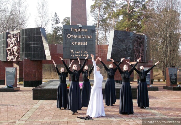 Хореографическая композиция "Реквием" на площадке перед памятником Героям Отечества.
