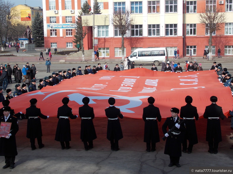 На площади 50-летия Октября кадеты развернули знамя.