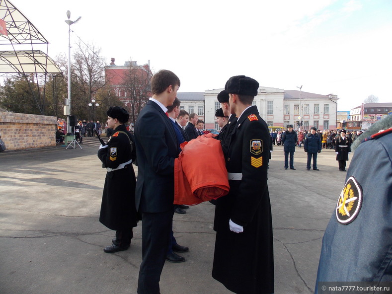 Торжественная церемония передачи знамени Победы учащимся Гимназии № 1.