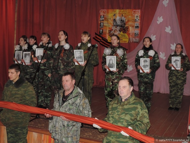 Макет знамени Победы был передан городу Клинцы в Новозыбковском районе. В селе Старый Кривец . Это мероприятие проходило торжественно 23 февраля в сельском клубе.