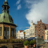 Одно из самых известных сооружений на Рыночной площади - Wasserkunst, Вассеркунст. Вообще-то не что иное, как водокачка, построена в 1580 году в стиле голландского ренессанса.