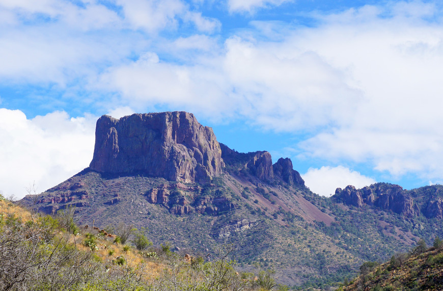 Одна из высочайших вершин Техаса – Каса Гранде (2233) и не смейтесь у нее просто верхушка отломалась, а то бы она совсем большая была.