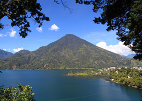 Самое красивое озеро Центральной Америки: вулканы и боги