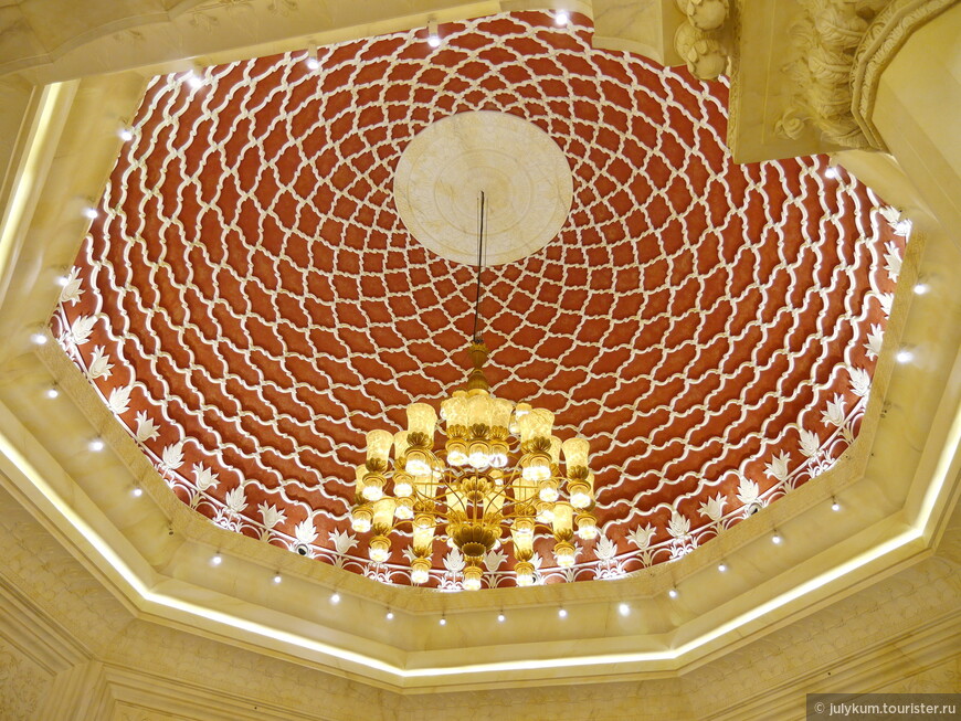 Купол в Большом зале Индийского двора.
