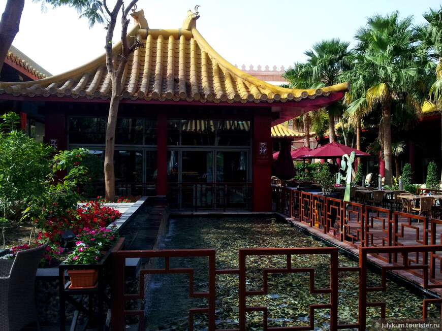 Ресторанный дворик в Китайской секции.