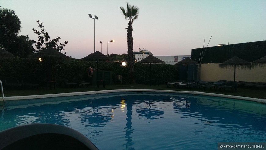 Закат на террасе с видом на небольшой бассейн.