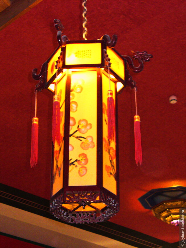 Светильник в Китайском дворе.
