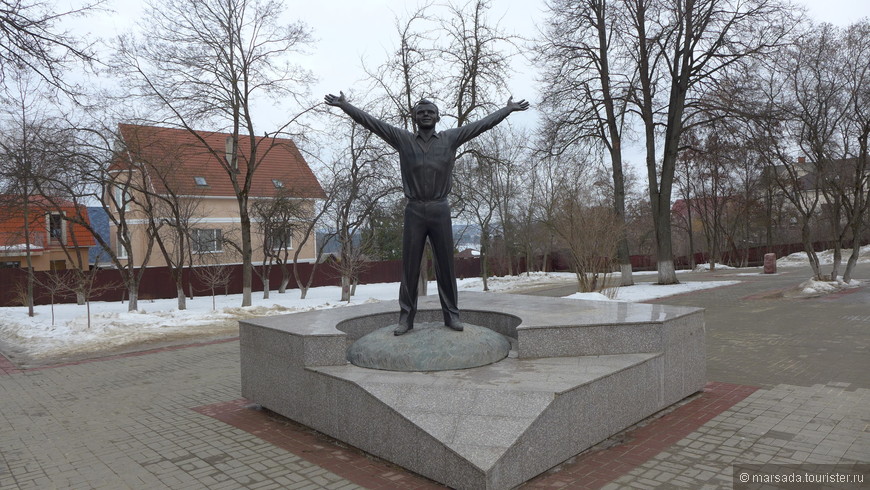 По дороге к музею нас встречает памятник Ю.Гагарину - 13 июня 1961 он заложил первый камень в фундамент здания будущего музея. 