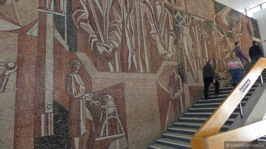 Мозаика «Покорители космоса» в вестибюле музея создана А. Васнецовым из смальты и натурального камня