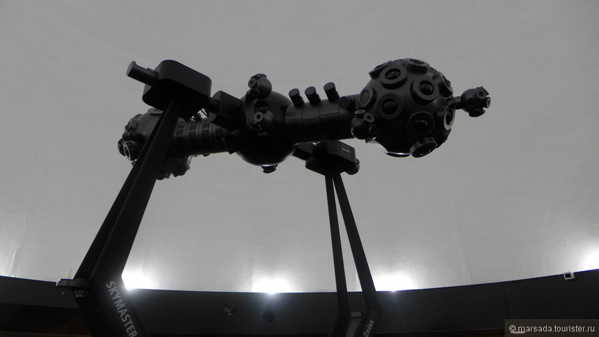 Сейчас в зале планетария установлена последняя модель аппарата Skymaster ZKP4 с полнокупольной проекционной системой Spacegate фирмы «Карл Цейс», состоящей из пяти цифровых независимых проекторов.  Полное ощущение присутствия  в звездном небе!