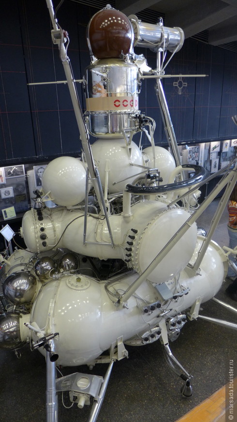 Автоматическая станция Луна-16 еще в 1970 году полетел по маршруту Земля-Луна-Земля и привез чуть больше 100 гр лунного грунта.