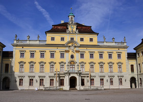 В 1733-м строительство замка было наконец-то завершено полностью. К тому времени в Германии безоговорочно доминировал стиль барокко. Потомки Эберхарда Людвига – Карл Евгений  и Фридрих I переделывали внешнее и внутреннее убранство замка в соответствии со своими вкусами.  Первый замок- старый корделож- был построен после 1704 года.