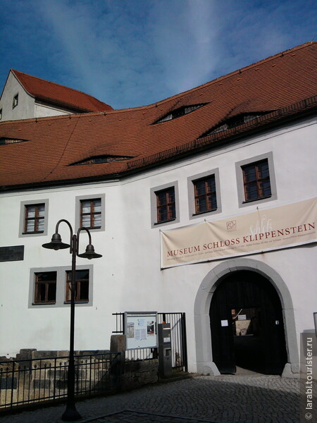 Замок Клиппенштайн Слева на стене замка мемориальная доска, посвящённая поэту Августу Фридриху Лангбайну.