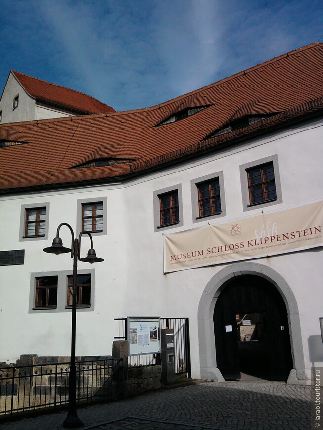 Замок Клиппенштайн Слева на стене замка мемориальная доска, посвящённая поэту Августу Фридриху Лангбайну.