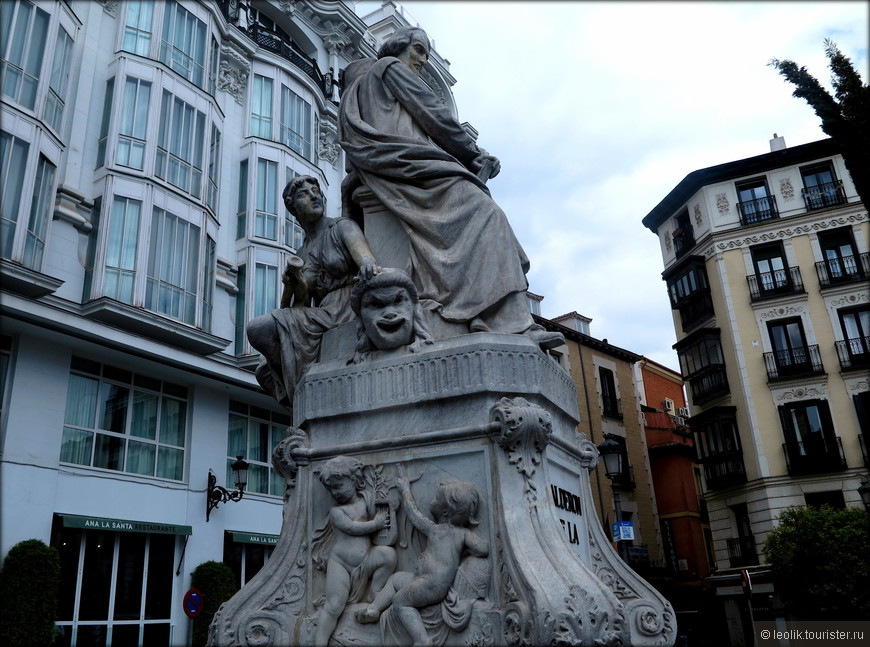 Памятник Кольдерону на площади св.Анны.