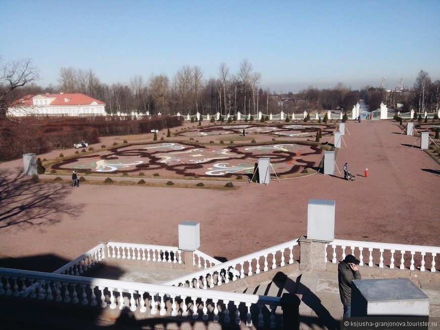 Ораниенба́ум  — дворцово-парковый ансамбль 