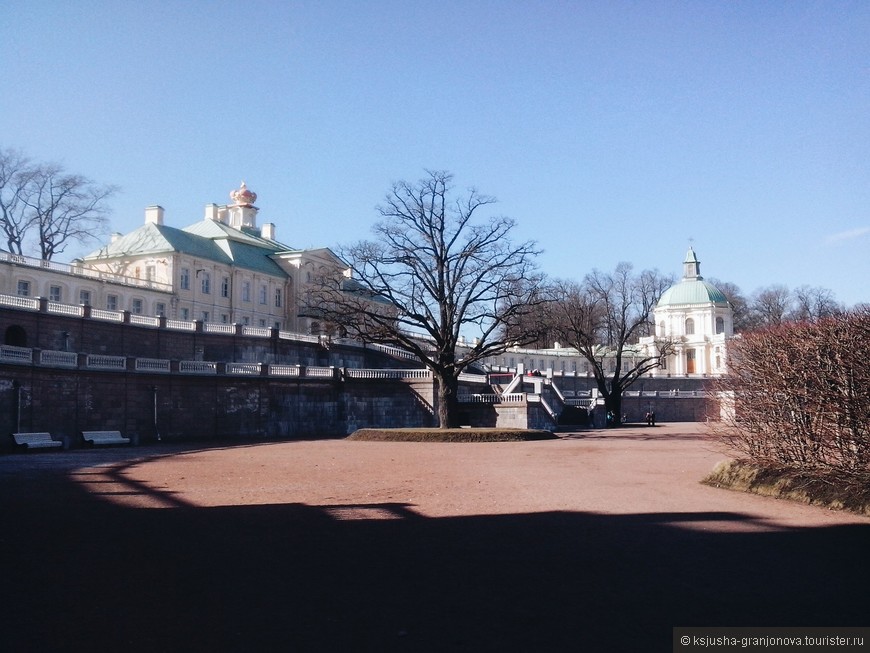 Ораниенба́ум  — дворцово-парковый ансамбль 