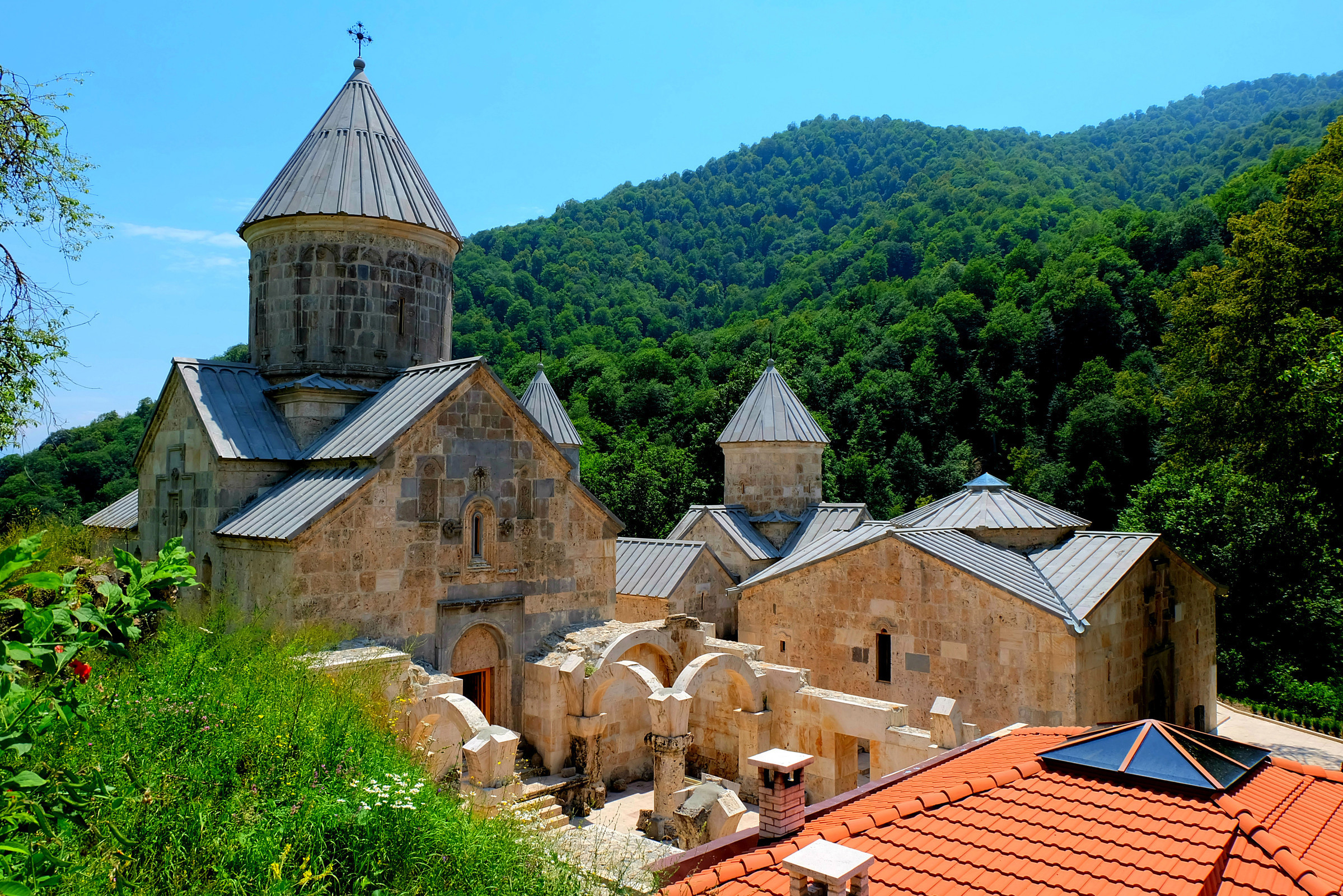 Dilijan. Монастырский комплекс Агарцин Армения. Гошаванк монастырь Армения. Агарцин Дилижан. Дилижан монастырь Агарцин.