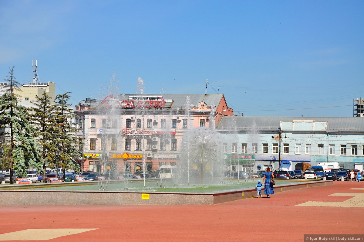 Сколько часов в курске. Луга фонтан напротив вокзала. Фотоальбом «Курск».
