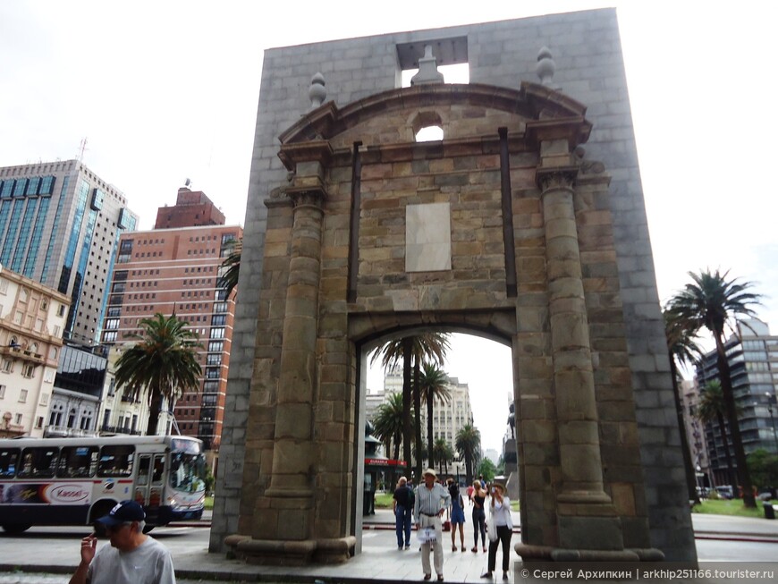 По центру столицы Уругвая — Монтевидео, встречая Новый Год — 2015!