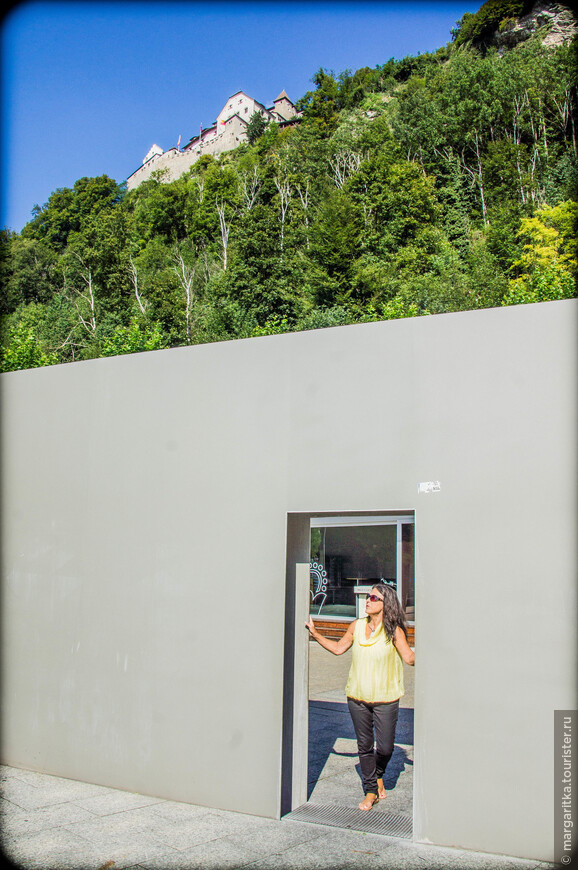 в проеме фонтана стены с аркой рядом с Туристическим центром Лихтенштейна