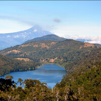 Вид на озеро Тинкилко и вулкан с первой смотровой площадки парка.