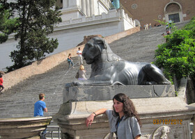 Лестница, ведущая к базилике Санта-Мария-ин-Арачели. Эта лестница - соседняя с лестницей Микеланджело Кордоната (Cordonata), идущей к Капитолийским музеям. У основания Кордонаты находятся 2 мраморные статуи древнеегипетских львов.