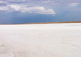 соленое озеро в Астраханской обл