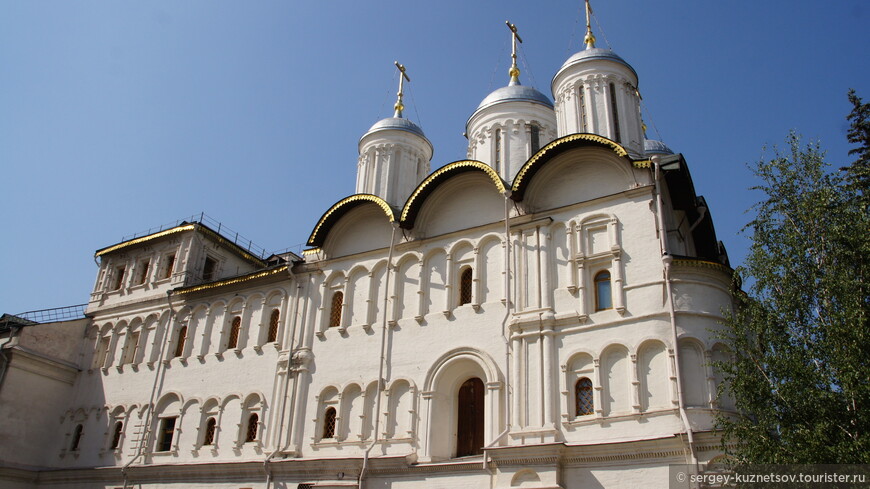 Патриаршие палаты с музейной экспозицией и церковь Двенадцати апостолов