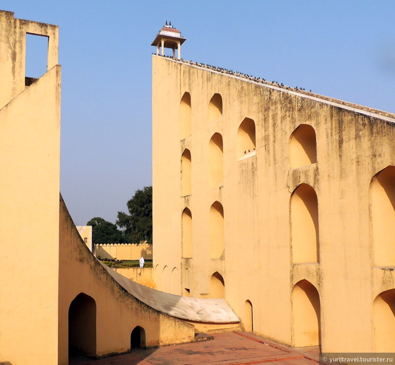 Обсерватория Джантар Мантар в индийском Джайпуре