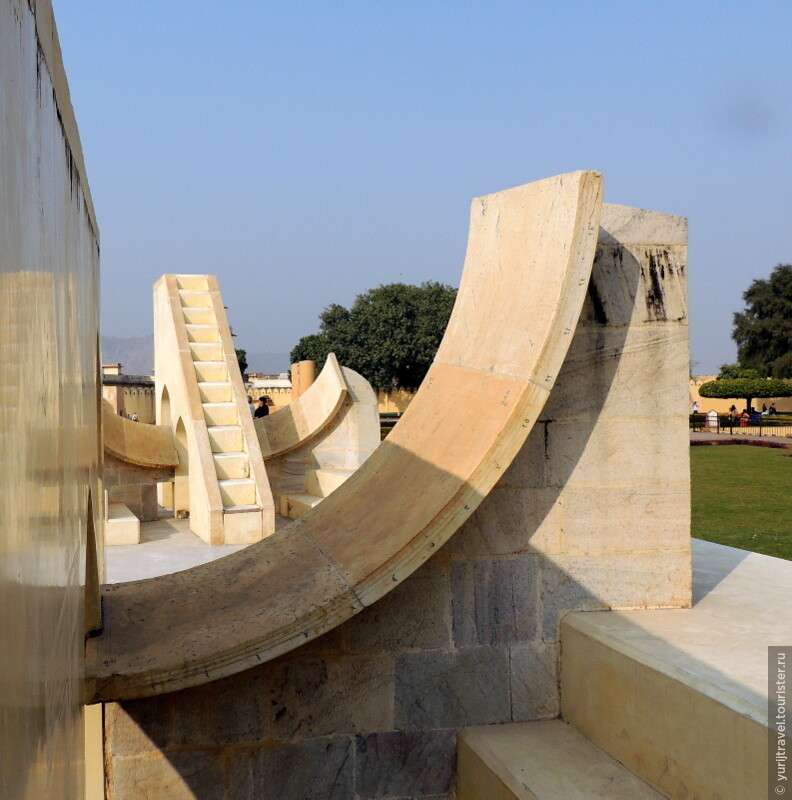 Обсерватория Джантар Мантар в индийском Джайпуре