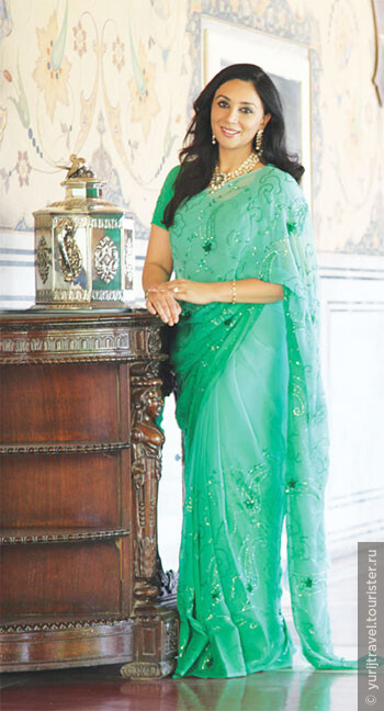 А это нынешняя и, вроде, единственная и любимая жена современного махараджи Джайпура — принцесса Diya Kumari, рожденная в 1971 г. 
Кстати, ее папа тоже был махараджа по имени Bhawani Singh Ji (cм. выше). А супруг принцессы  – простолюдин.