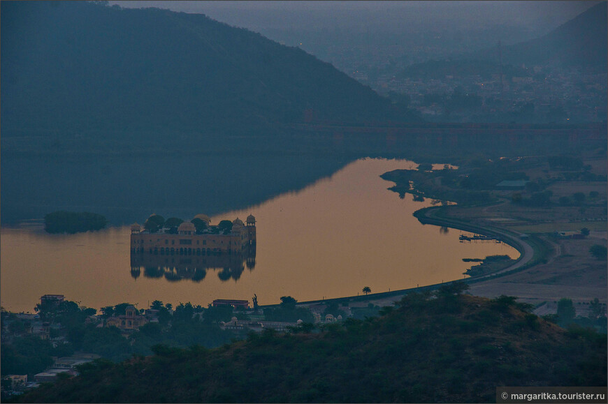 восход над вид на озером Ман Сагар в  Джайпур