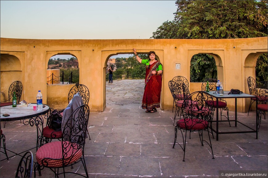 Ресторан на открытом воздухе PADAOна одном из бастинов в Нахаргар форте