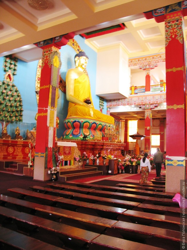Золотой Будда внутри Хурула