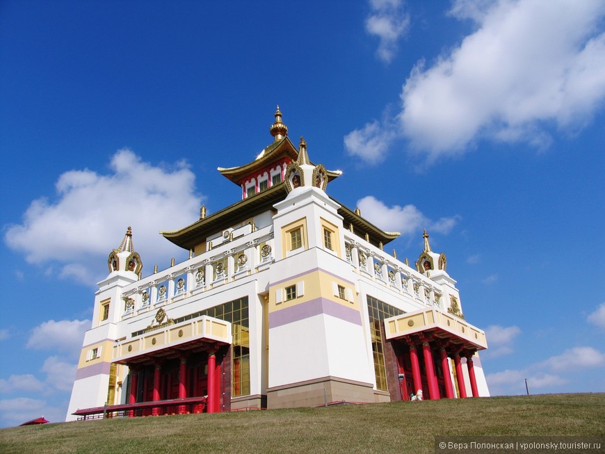Хурул Золотая обитель Будды Шакьямуни. Построен в 2005 году.