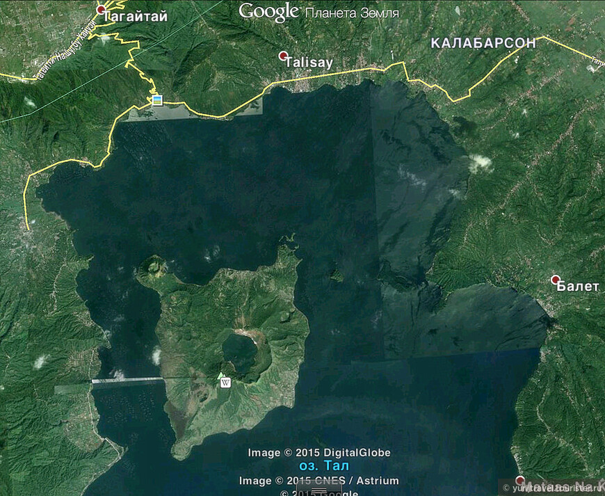 Остров Талисай с двумя кратерами — Binintiang Malaki Crater (слева вверху) и Taal с озером в центре
