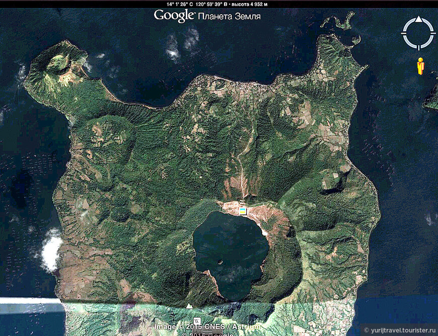На этом снимке, даже из космоса, хорошо видна тропа, ведущая от северной кромки острова к вершине кратера вулкана Тааль
