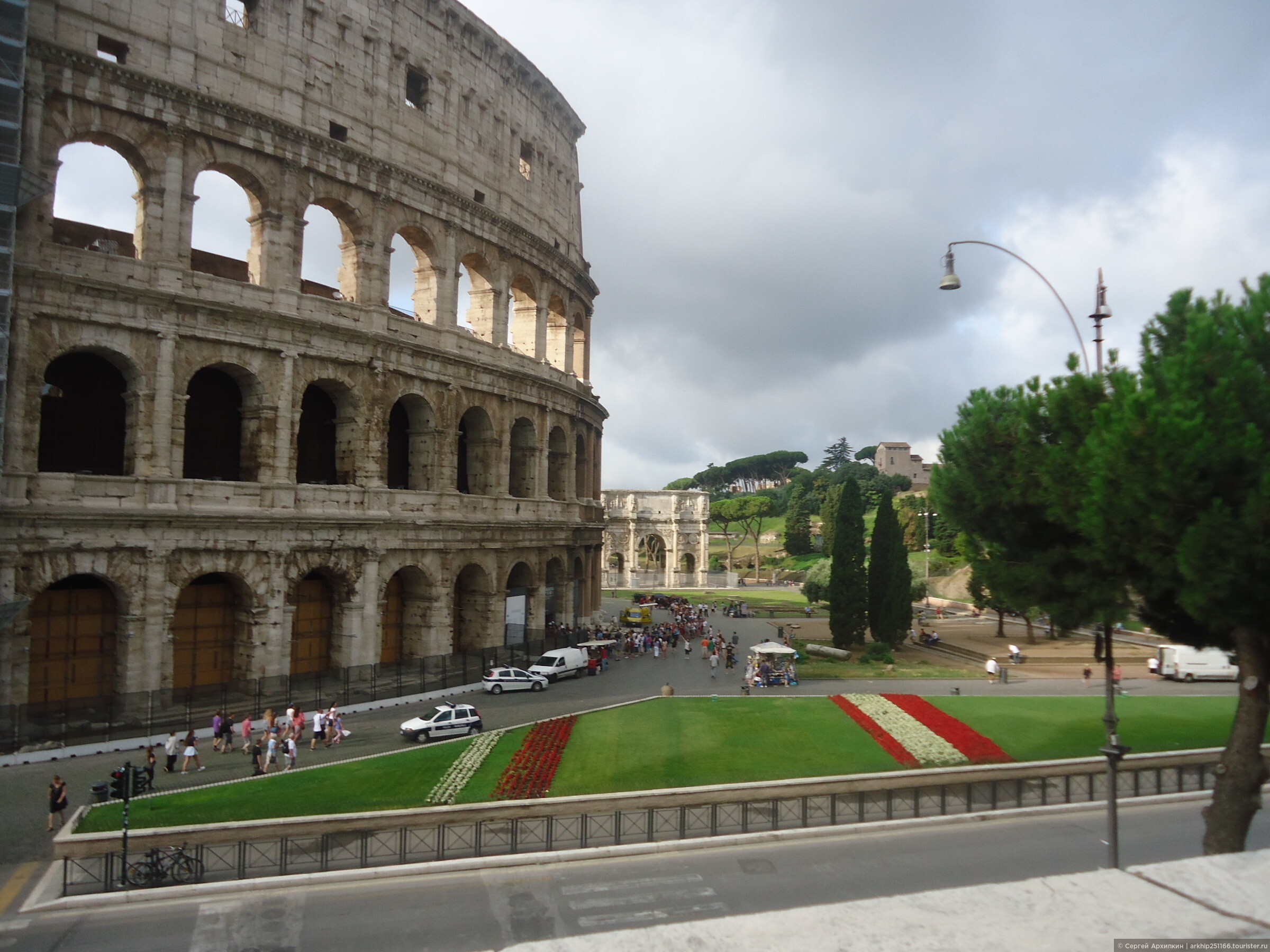 Достопримечательности колизей. Рим достопримечательности. Вид на Колизей с Палатинского холма. Деревья возле Колизея Италия. Арка рядом с Колизеем.