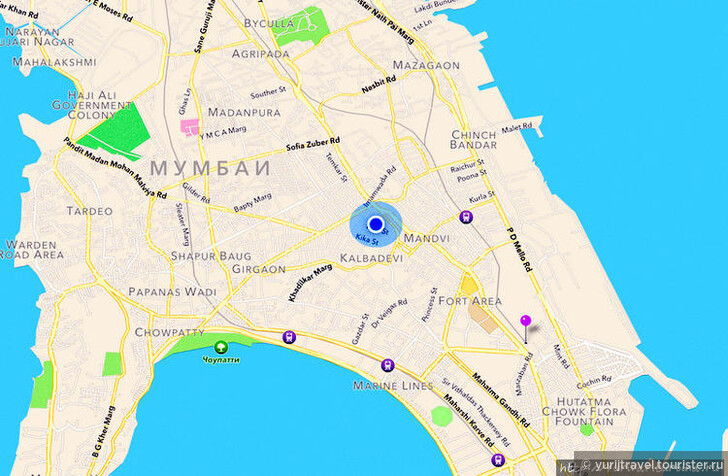 Голубая пульсирующая точка показывает наше текущее местоположение на местности. А булавка — место, где наш отель.