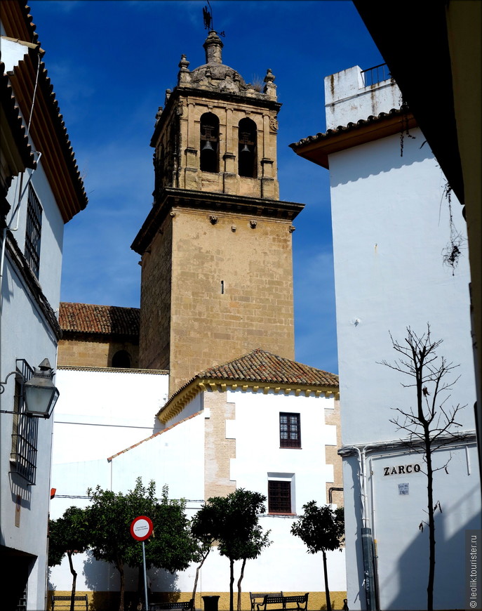 Со стороны правого фасада церкви Святая Марина располагается прекрасная колокольня, построенная в 16 веке по проектам Эрнана Луиса Младшего. Выполнена в стиле ренессанса.