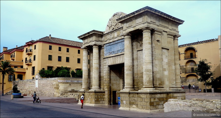 Арка Пуэрта дель Пуэнте, возведенная архитектором Германом Руисом в 1571 году по случаю приема городскими властями короля Филиппа II. Арка выполнена стиле ренесанс и располагается на месте старых въездных ворот, построенных еще римлянами.