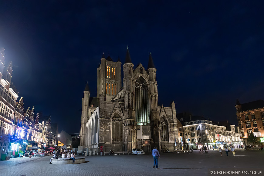 Небольшая площадь перед St. Nikolaus Cathedral, здесь можно отдохнуть, вкушая аппетитные бельгийские вафли=)